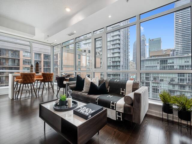 Luxury Two Bedroom Condo in Downtown Toronto