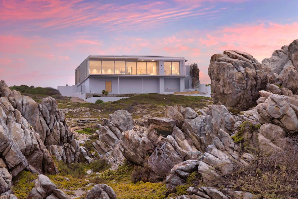 A white villa above Walker Bay's whale coast, De Kelders, Western Cape, South Africa, photo 2 of 10