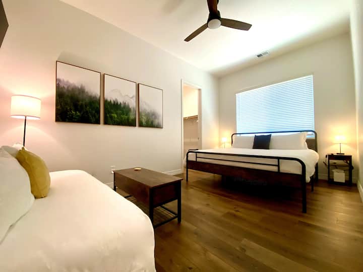 Spálňa č.3. Manželská posteľ a jednolôžko na spanie pre 3 osoby v tejto izbe. Plus veľká televízia a veľká šatníková skriňa s 3 stojanmi na obleky, policami a závesnými tyčami.