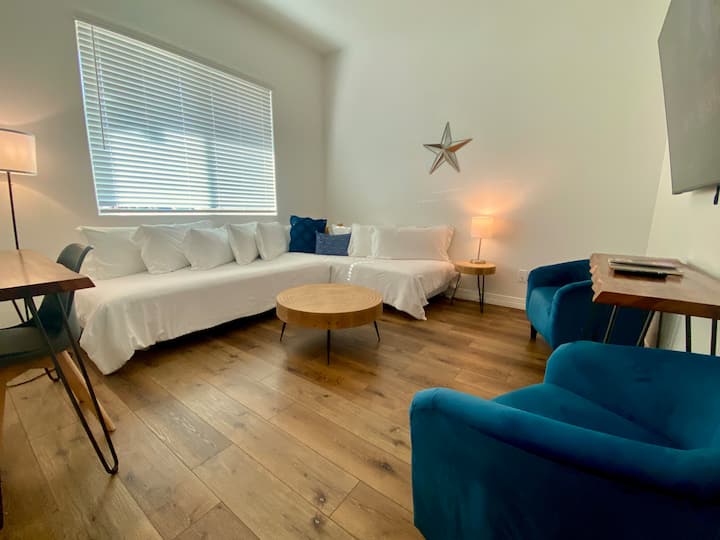 Obývací priestor č.2 s pracovným priestorom a sekčnými „pohovkami“. Naozaj 2 samostatné postele, ktoré sa dajú používať ako pohovky cez deň a postele v noci.