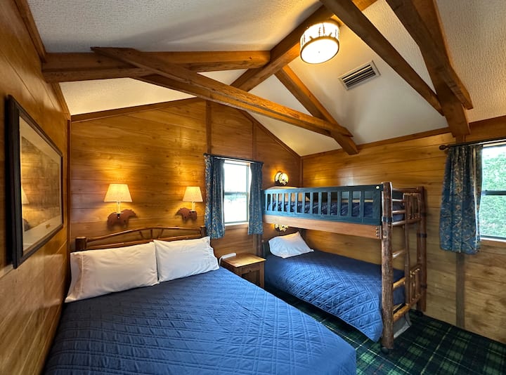 La chambre dispose d'un lit Queen et des lits superposés. 