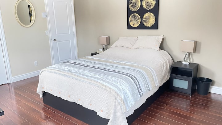 Dhomë bezhë me krevat dopio "queen" (krevat për kamping është gjithashtu i disponueshëm)