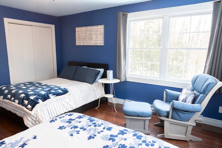 Dhomë blu: 1 krevat dopio, 1 krevat dopio dhe karrige për të qeshur