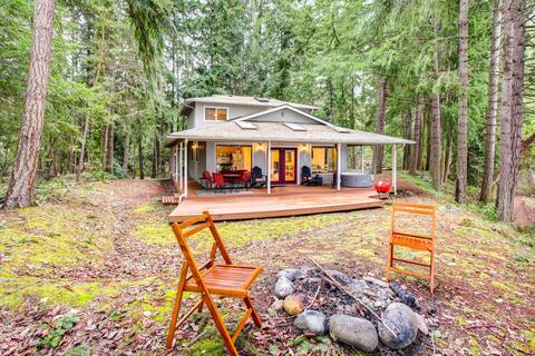 'Chillaxin' Lake Views w/Hot Tub+Pet Friendly