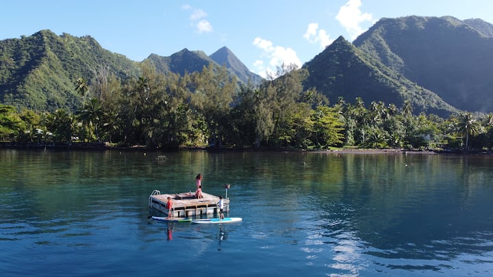 seaside, at the foot of the mountains, in paradise!