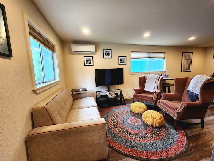 Sofa Mpya yenye Kitanda cha Ukubwa Kamili ambacho kinaonyesha godoro jipya la povu la kumbukumbu la inchi 4 kwa ajili ya wageni wa ziada, Televisheni inayozunguka na Firestick na utiririshaji wa bila malipo, mfumo wa kupasha joto usio na duct & A/C na viti vizuri vya kusoma.