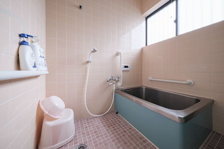 少し深めのバスタブにつかると、とても体があたらまり、リラックスできます。後からバスタブのお湯を温め直す機能（追い焚き）もついていて、快適です。
シャンプー、トリートメント、ボディソープをそろえてあります。