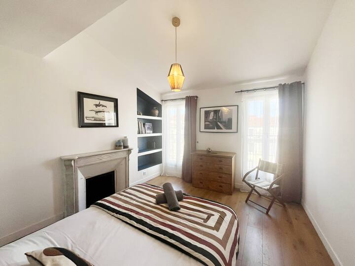 Habitación con una cama Queen size ( 160 cm)  con vistas a un balcón giratorio con vistas al Cours Julien.