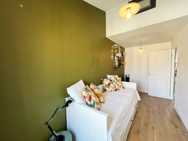 Habitación con una cama individual convertible en cama de matrimonio Queen size ( 160 cm) con vistas a un balcón giratorio con vistas al Cours Julien.