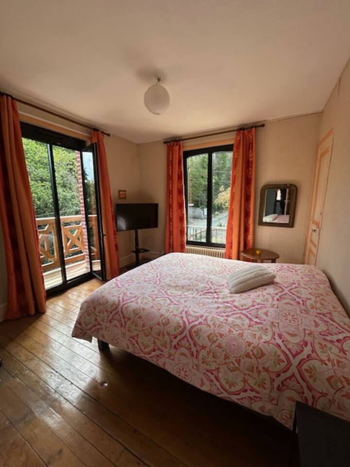 Спалня 1 (легло (160/200) на югоизток
С балкон и изглед към морето