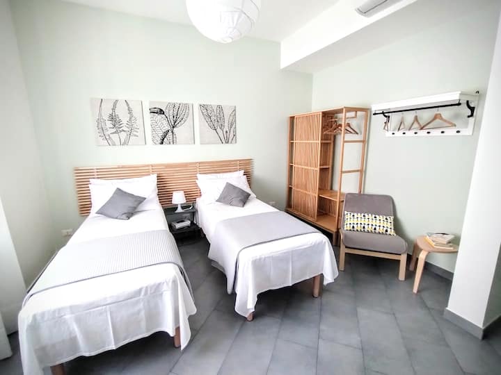 เตียงเดี่ยวขนาด 80x190 ซม. (32.5 ”x74.8 ”)
อาร์มแชร์นั่งเล่นและตู้เสื้อผ้า