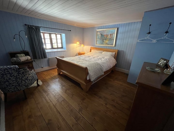 Პირველი სართულის საძინებელი, ჩვენი ყველაზე დიდი და თბილი, რადგან ის შეშის სანთურის ზემოთ მდებარეობს!