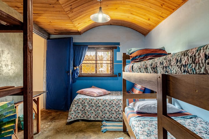 Dhoma e dytë e gjumit, në mes, akomodon 3 teke në një krevat marinari (të cilin fëmijët e duan!) plus 1 krevat tek. Dhoma ka një makau dhe një raftist dhe një tavolinë anësore ose pune.