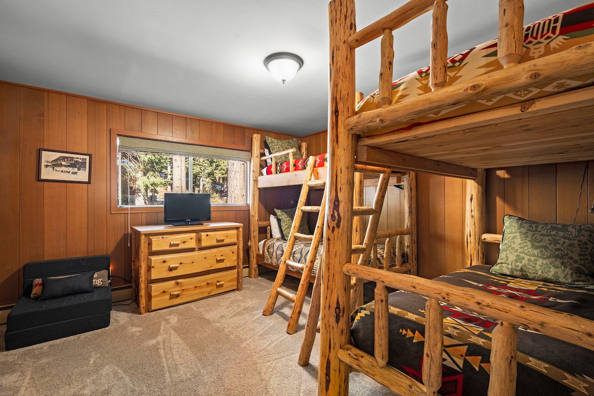 Персонализирана ръка - изсечени дървени мебели в двуетажната стая