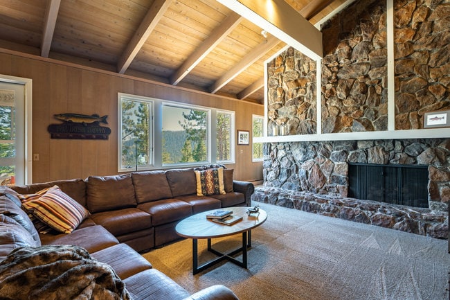 Огромна всекидневна с изглед към езерото, с дистанционна камина, голям телевизор и стотици книги, на които да се насладите.