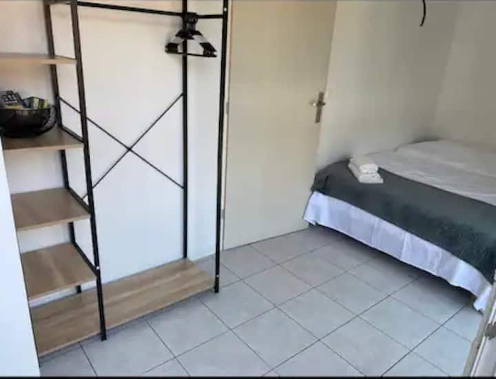 Chumba cha kulala chenye kitanda 160x190, uhifadhi wa nguo, sehemu ya kufanyia kazi 