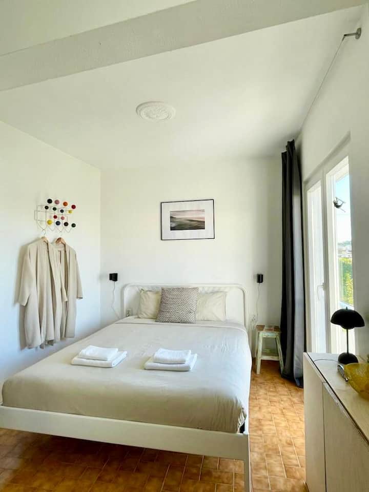 أشعة الشمس كمنبه طبيعي تجعلها بداية ودية للصباح 