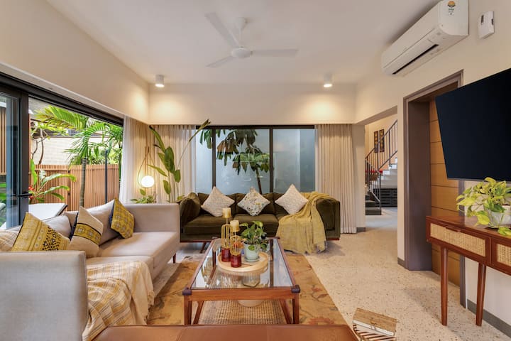 Living area with a TV and a soundbar