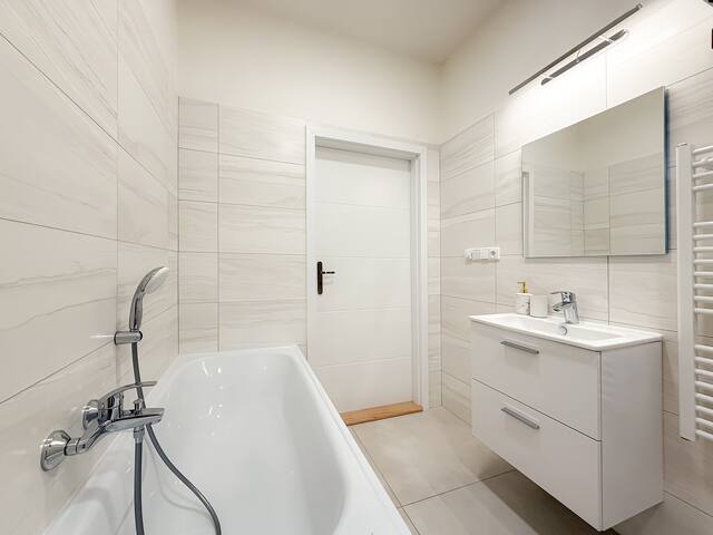 Bellevue apartment gallery image 5