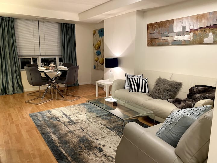 Spacious Luxury Condo In Prime Downtown Location - Toronto