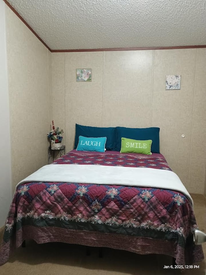 Udobna soba s opuštajućim ambijentom. Ima bračni krevet (160x200). Najbliža prostorija u ovoj prostoriji ostaje zaključana jer se upotrebljava za čišćenje spremačica.