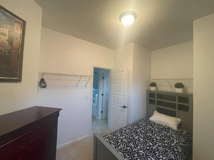 Smart TV, prozor i pročišćivač zraka. Stropovi od 9 stopa, 13,4 x 8,5, ova mala soba veličine spavaonice, savršeno mjesto za dijete, tinejdžera ili malu odraslu osobu.   Pogledajte nacrt kako biste stekli bolju predodžbu o rasporedu prostorija.