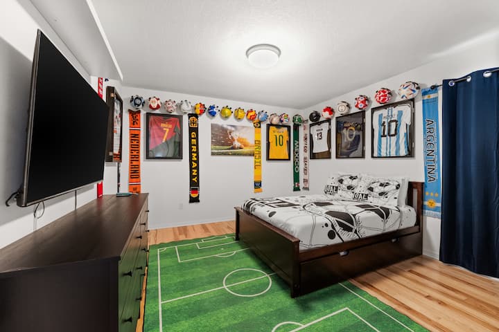 ⚽ Rezultati i madh në dhomën tonë të futbollit! Me një krevat të madh dhe një krevat tek, kjo dhomë me tematikë sportive është e përkryer për adhuruesit e të gjitha moshave. Arti argëtues i murit dhe dekori argëtues krijojnë hapësirën ideale për t 'u çlodhur, për të ëndërruar dhe për të festuar dashurinë e lojës!