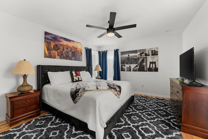 Dhoma ️ kryesore e gjumit 2 ofron një krevat të rehatshëm "queen"/"king", shtroja të freskëta, hapësirë të bollshme në dollap, televizor inteligjent dhe banjë private. Një pushim i qetë dhe elegant për netët e qeta dhe mëngjeset çlodhëse.