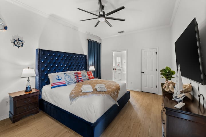 ️ Dhoma kryesore e gjumit 1 ka një planimetri të gjerë me një krevat dopio "king", shtroja prej pelushi, televizor inteligjent, banjë private brenda në suitë dhe hapësirë të bollshme në dollap. Një pushim i qetë i projektuar për rehati dhe çlodhje pas një dite të gjatë argëtimi.