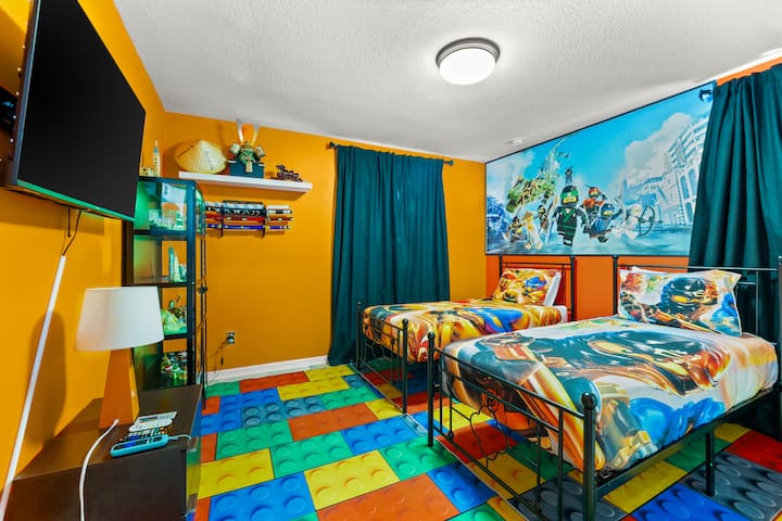  Dhomë gjumi me tematikë Lego me 2 krevate tekë të rehatshëm dhe dizajne argëtuese muri që fëmijëve do t 'u pëlqejnë! Dekori i ndritshëm dhe argëtues krijon një hapësirë të gëzuar të përsosur për pushim dhe imagjinatë. Një vend i shkëlqyer për ndërtuesit e vegjël për t 'u çlodhur pas një dite argëtimi!