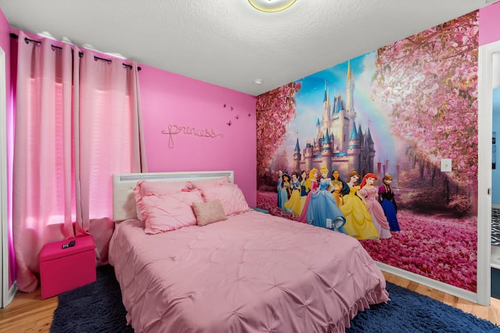  Vendos një përrallë në dhomën tonë të princeshave! Me një krevat të rehatshëm me madhësi të plotë, dekor ëndrrash dhe art simpatik muri, është hapësira e përkryer për mbretër të vegjël për t 'u çlodhur, për të luajtur dhe për të ëndërruar gjëra të mëdha gjatë qëndrimit të tyre magjik.