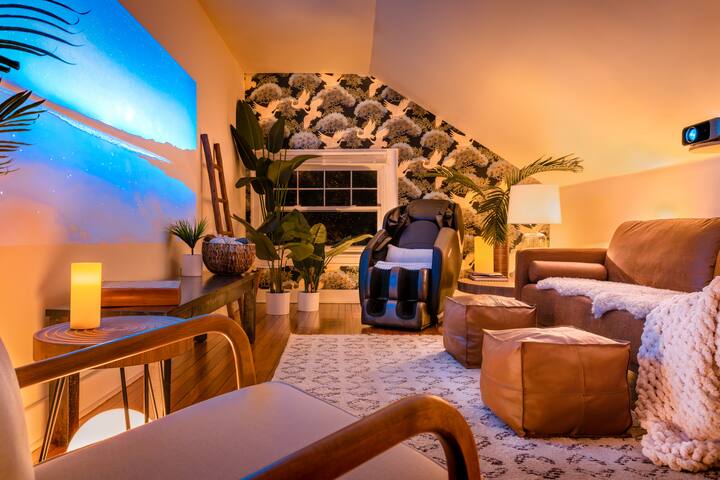 The Lola | Walk To Campus, Gym, Massage Chair gallery image 3