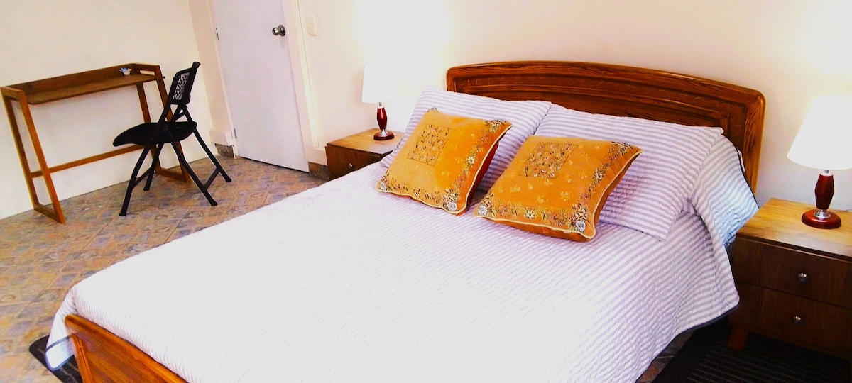 ห้องพักกว้างขวางมีเตียงคู่ 1 หลังพร้อมตัวเลือกที่นอนลมคู่เนื่องจากพื้นที่เพียงพอสำหรับรองรับได้สูงสุด 4 คนนอกจากนี้ยังมีตู้เสื้อผ้าที่ใช้งานได้จริงและพื้นที่พร้อมเก้าอี้และโต๊ะทำงาน