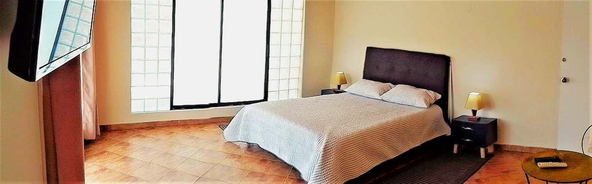 ห้องหลักในชั้น 2 มีพื้นที่และสิ่งอำนวยความสะดวกที่ยอดเยี่ยมห้องน้ำส่วนตัวพร้อมห้องแต่งตัวและระเบียงที่ไม่ธรรมดาเพื่อใช้เวลาที่น่าจดจำกับครอบครัวหรือเพื่อนๆ