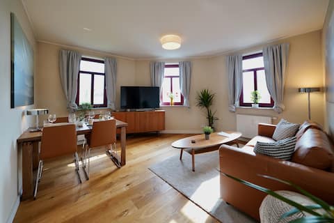 Beliebte Airbnb-Anzeige: Edler Wohnraum: Apartment Designer Bath & Carport in Zwickau