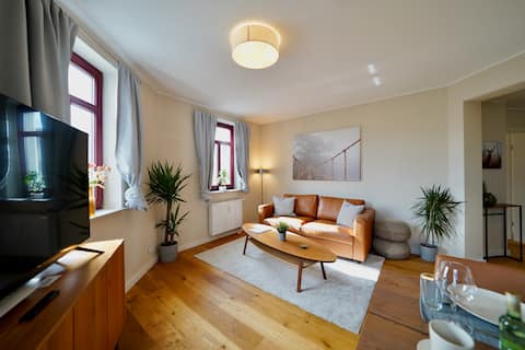 Edler Wohnraum: Apartment Designer Bath & Carport