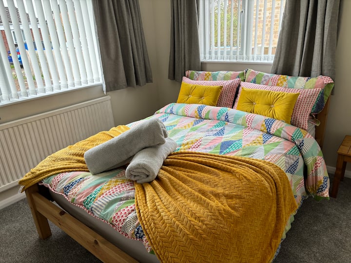 Dormitorio con una cama doble.