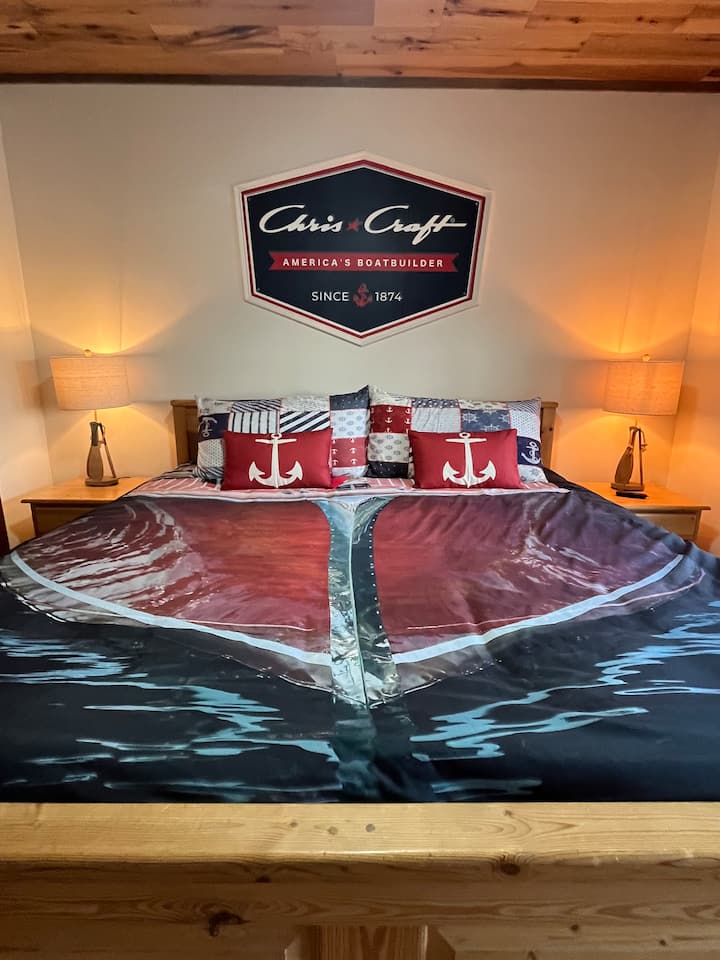 Spálňa Chris Craft v suteréne.  