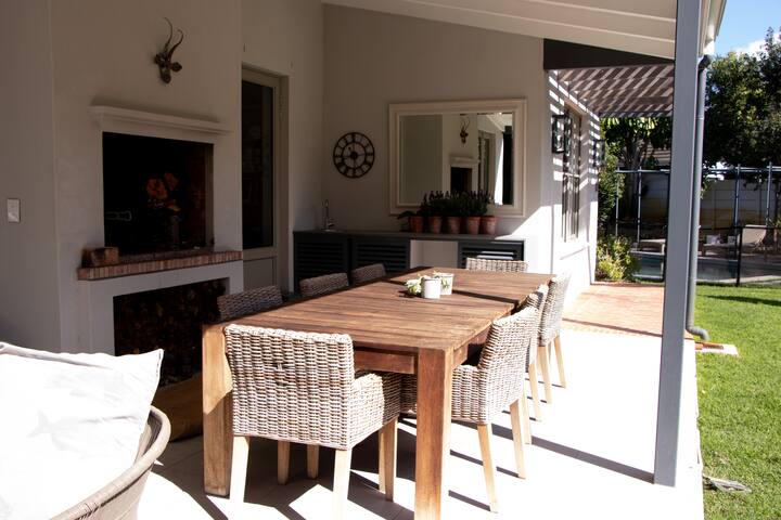 Family home in the suburbs gallery image 4