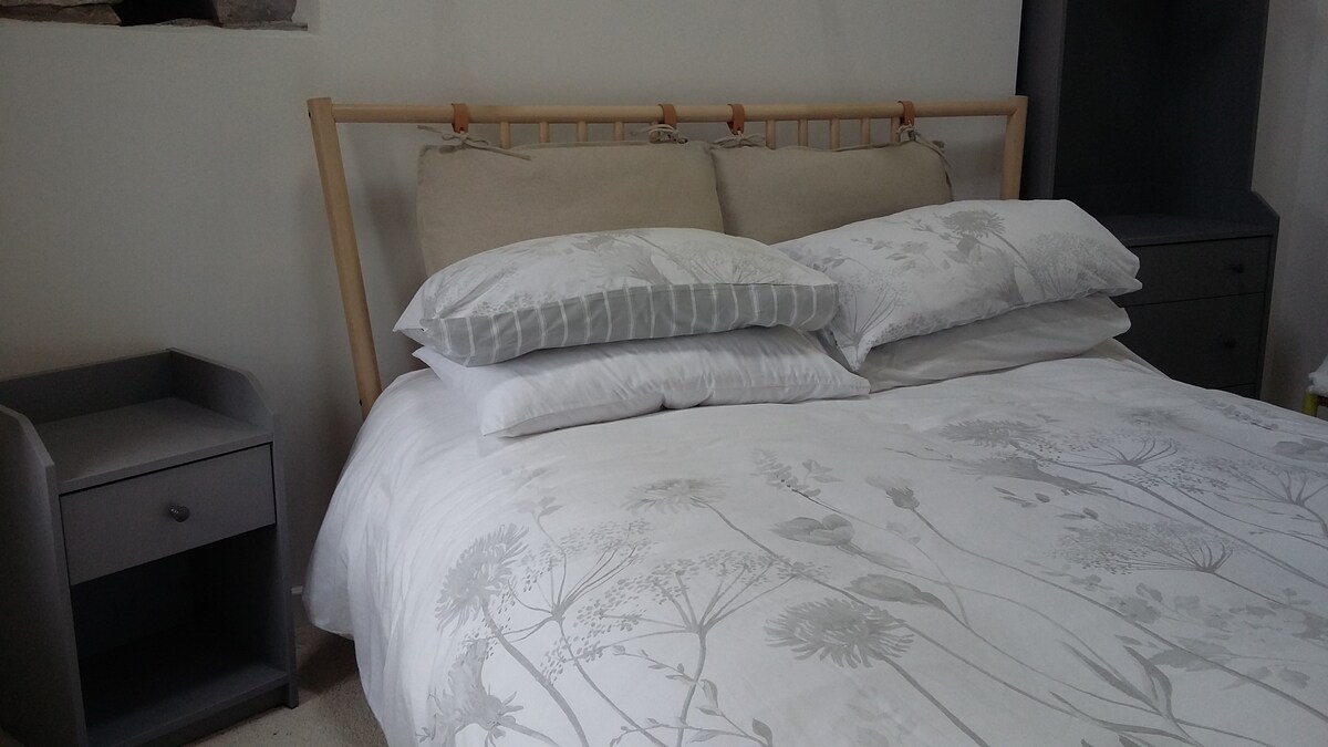 主卧配有全新现代加大双人床