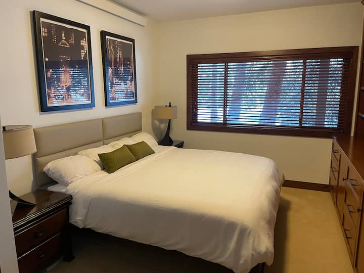 Брачен кревет (широк 150-179 см) со вграден простор за складирање и голем плакар.