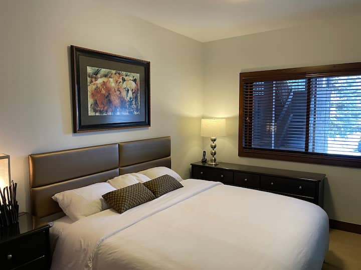 Брачен кревет (широк 150-179 см) во спалната соба. одвоена бања (во ходникот)