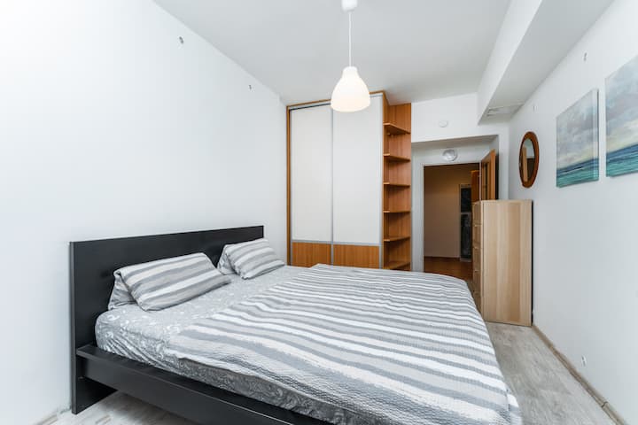 Chumba cha kulala cha kwanza kwa wageni 2, sehemu ya kuhifadhi, televisheni na eneo dogo la kufanyia kazi