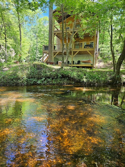 Creekside treehouse with hot tub