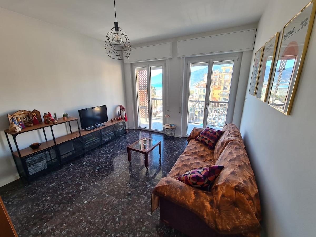 Erfolgreiche Airbnb-Immobilie: Seafront house, renovated, in the center in Ventimiglia