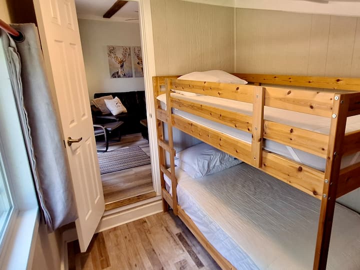 Una litera doble. Colchones y almohadas con fundas protectoras listas para la ropa de cama y las mantas.