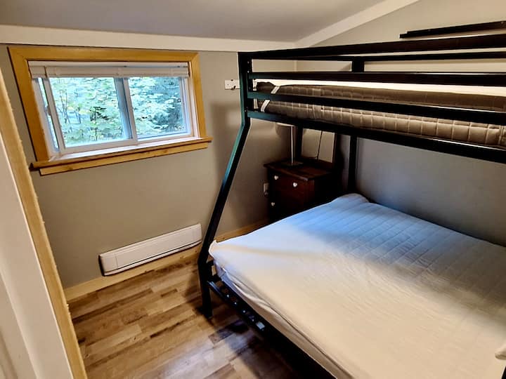 Twin sobre una litera doble.  Litera superior apta para jóvenes (techos bajos).  Las camas y almohadas cuentan con fundas protectoras, listas para la ropa de cama y las mantas.