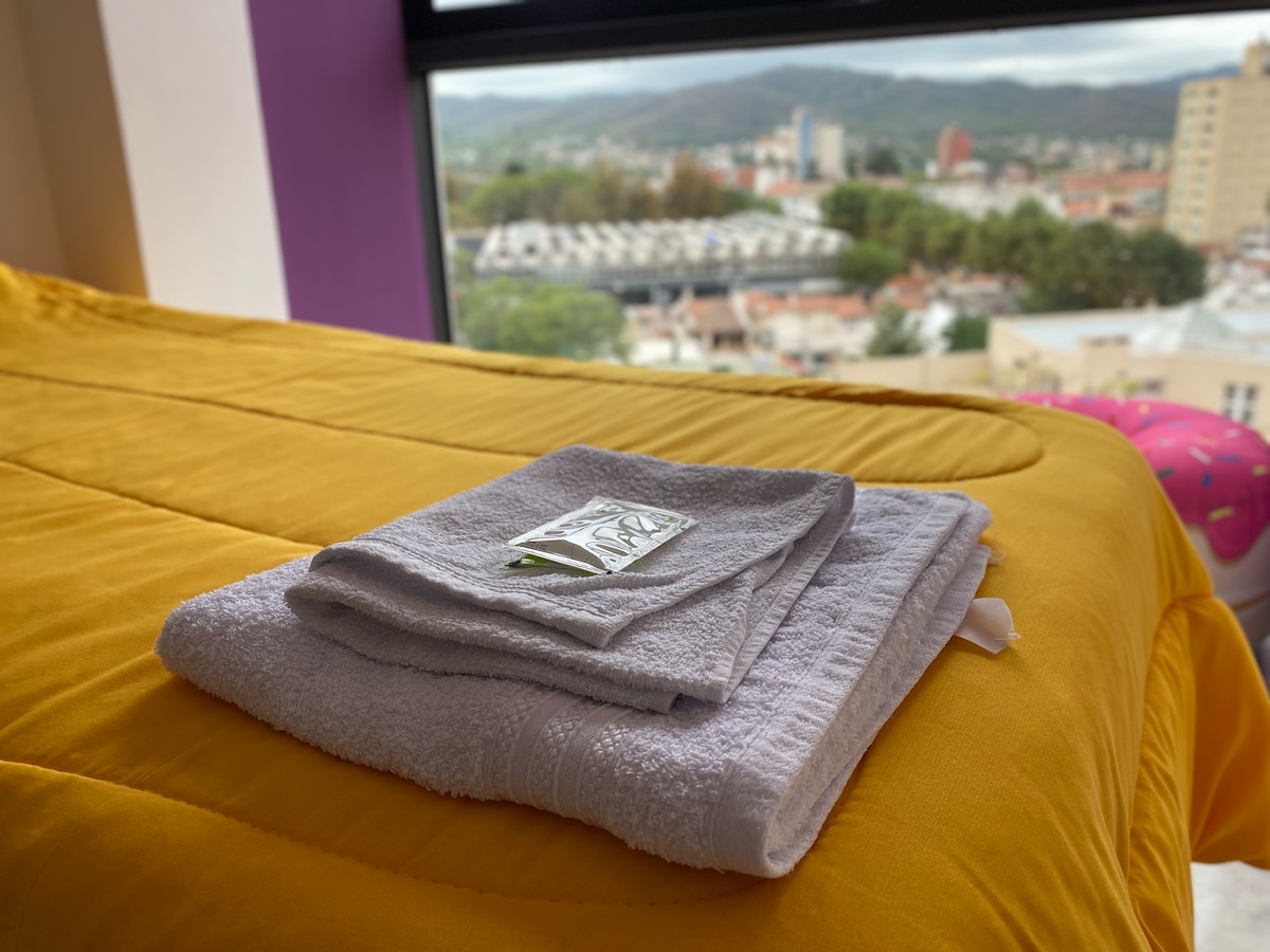 Krevat tek me çarçafë, shampo, balsam dhe sapun për dush.