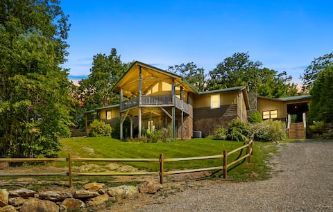 Spacious 5BR/4BA w/ Stunning Views/Hot Tub/Firepit