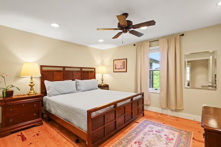 غرفة نوم بسرير كبير 2.